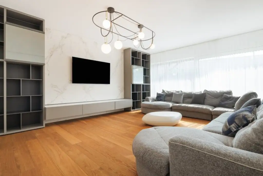 WOHNUNG mit 300 m² Privatgarten im 1190 Wien + Pool und Gym Nähe American Int. School