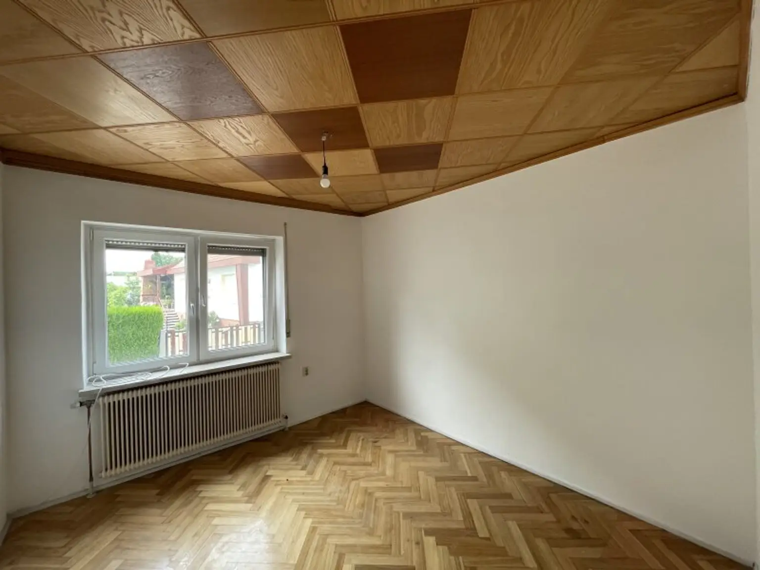 GEPFLEGTES EINFAMILIEN-HAUS MIT GARTEN UND GARAGE - RUHELAGE!