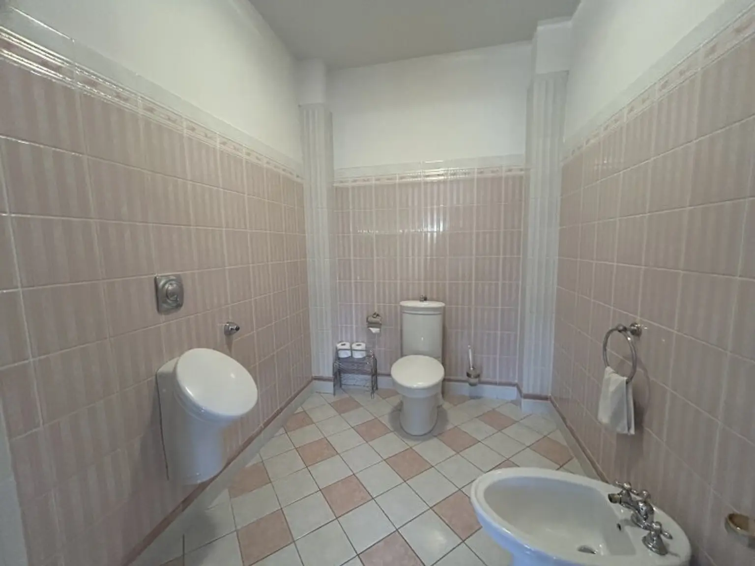 +++ Exklusive Villa im Herzen von Szombathely – Ruheoase auf rund 5300 m² +++