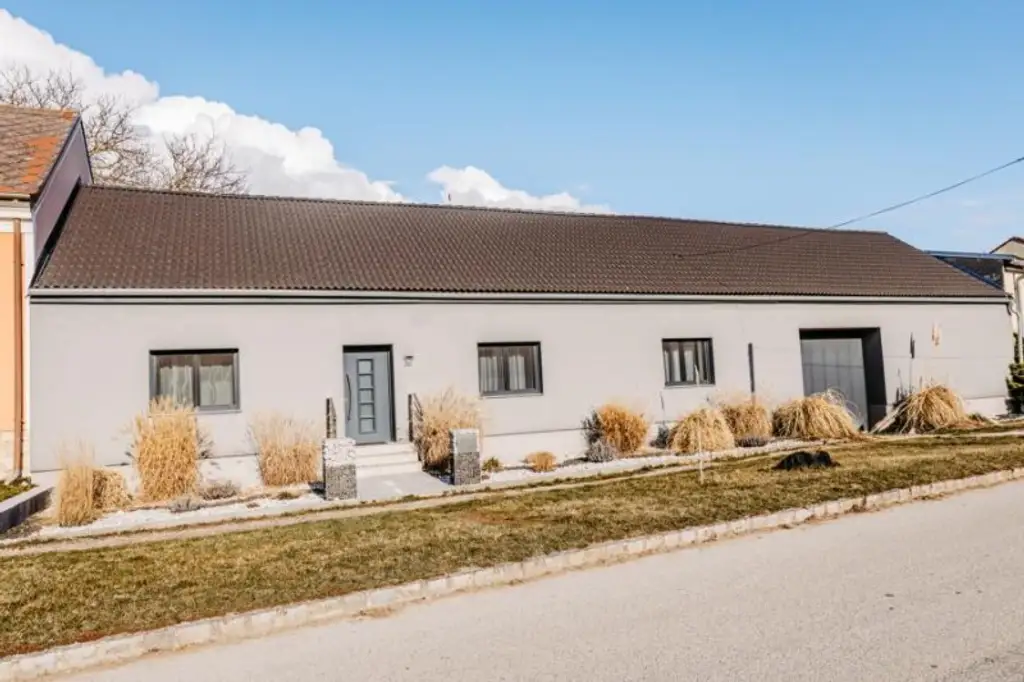 Verträumtes Bauernhaus neu adaptiert (2013) mit Toreinfahrt, Pool, Stadel und Schuppen