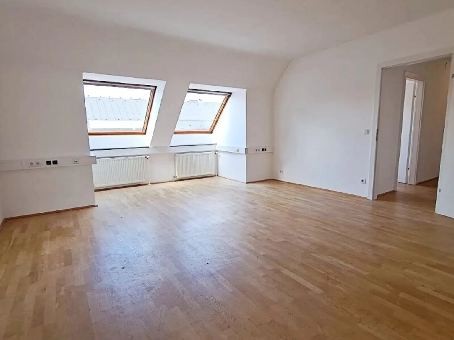 ZIEGLERGASSE bei FUZO Mariahilfer Straße, 141 m2 Bürofäche, 3 Zimmer, Serverraum, Küche, Klimaanlagen, Dachgeschoß