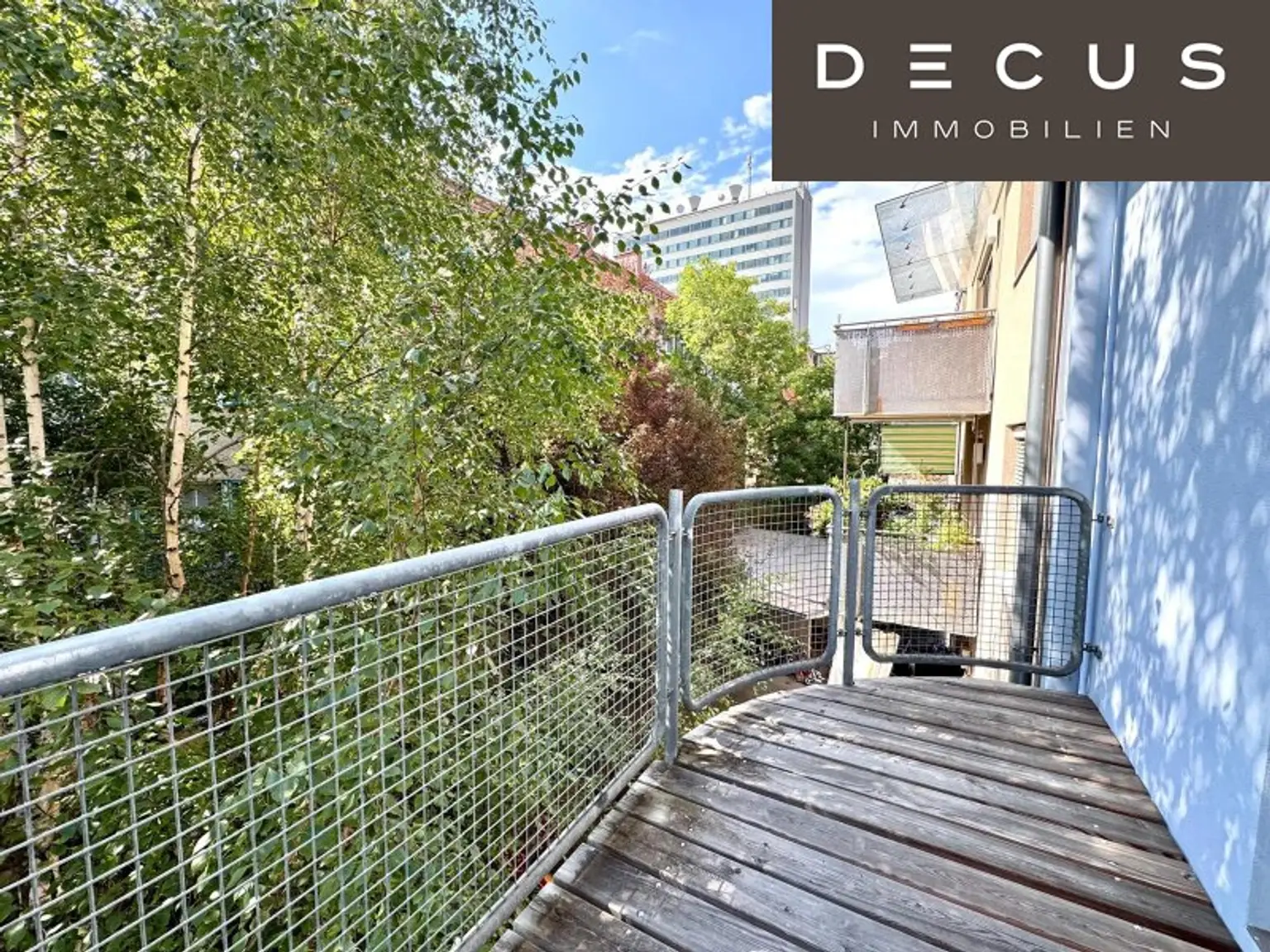 | CHARMANTE 2-ZIMMER-WOHNUNG MIT SONNIGEM BALKON | GRÜN- & SCHLOSSBERGBLICK | ca. 44,1m² | 2.OG | IDEALE LAGE
