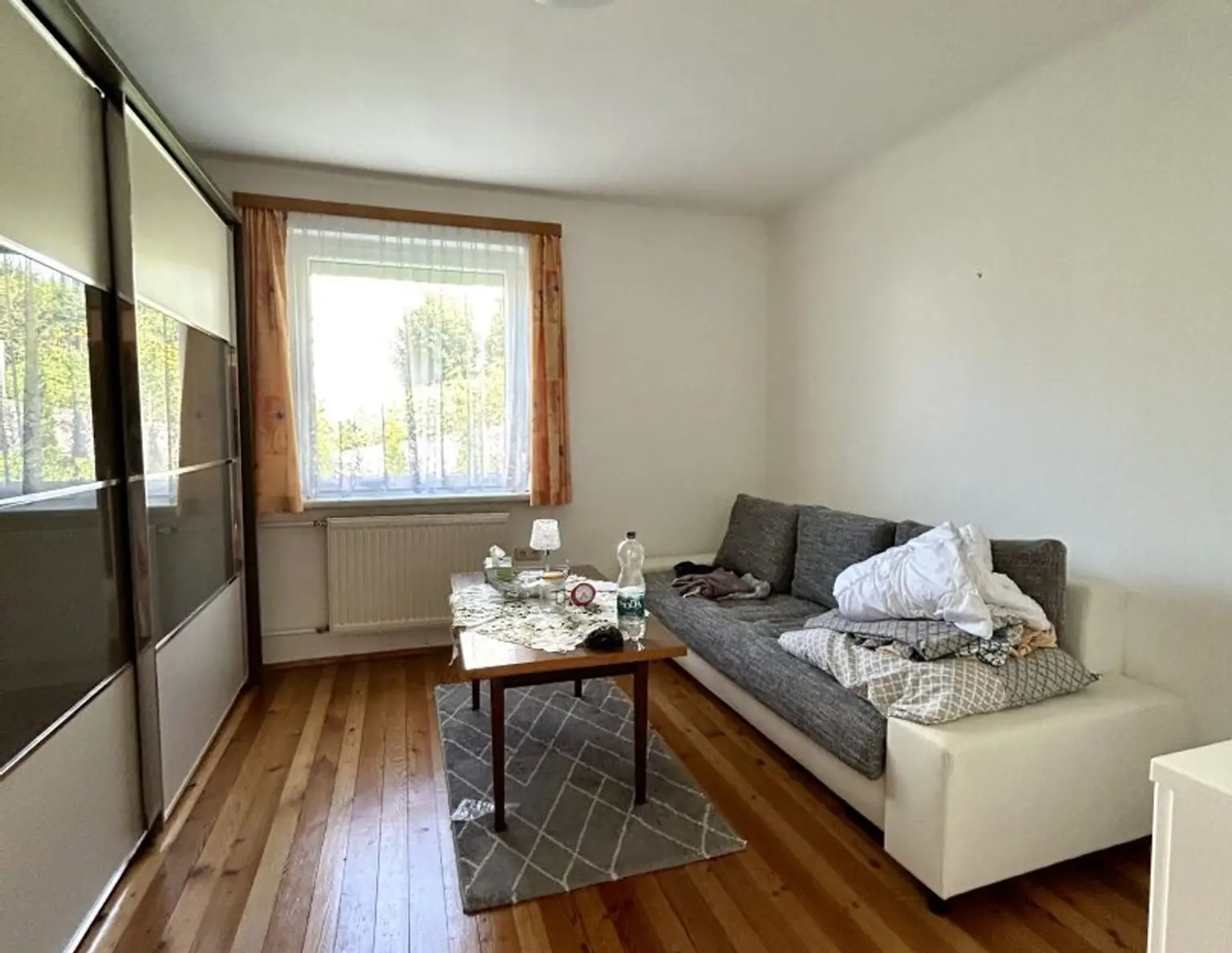 Wohnhaus mit südseitigem Balkon u. Terrasse, Garagen, voll unterkellert