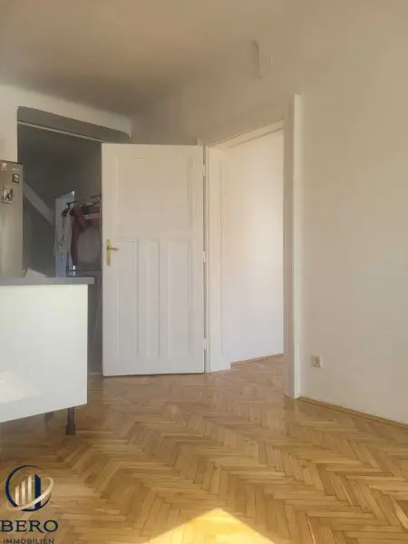 "Diese 5 Zimmer-Altbauwohnung mit sonniger Terrasse wartet genau auf SIE"