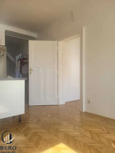 "Diese 5 Zimmer-Altbauwohnung mit sonniger Terrasse wartet genau auf SIE"