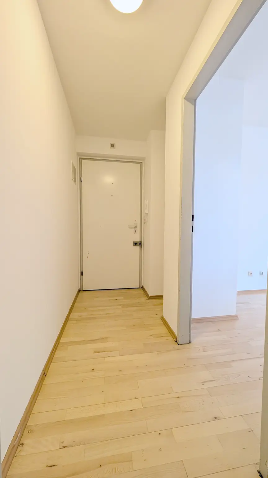 Moderne Dachgeschoß-Garconniere in ruhiger Lage Nähe U4-Unter St. Veit!