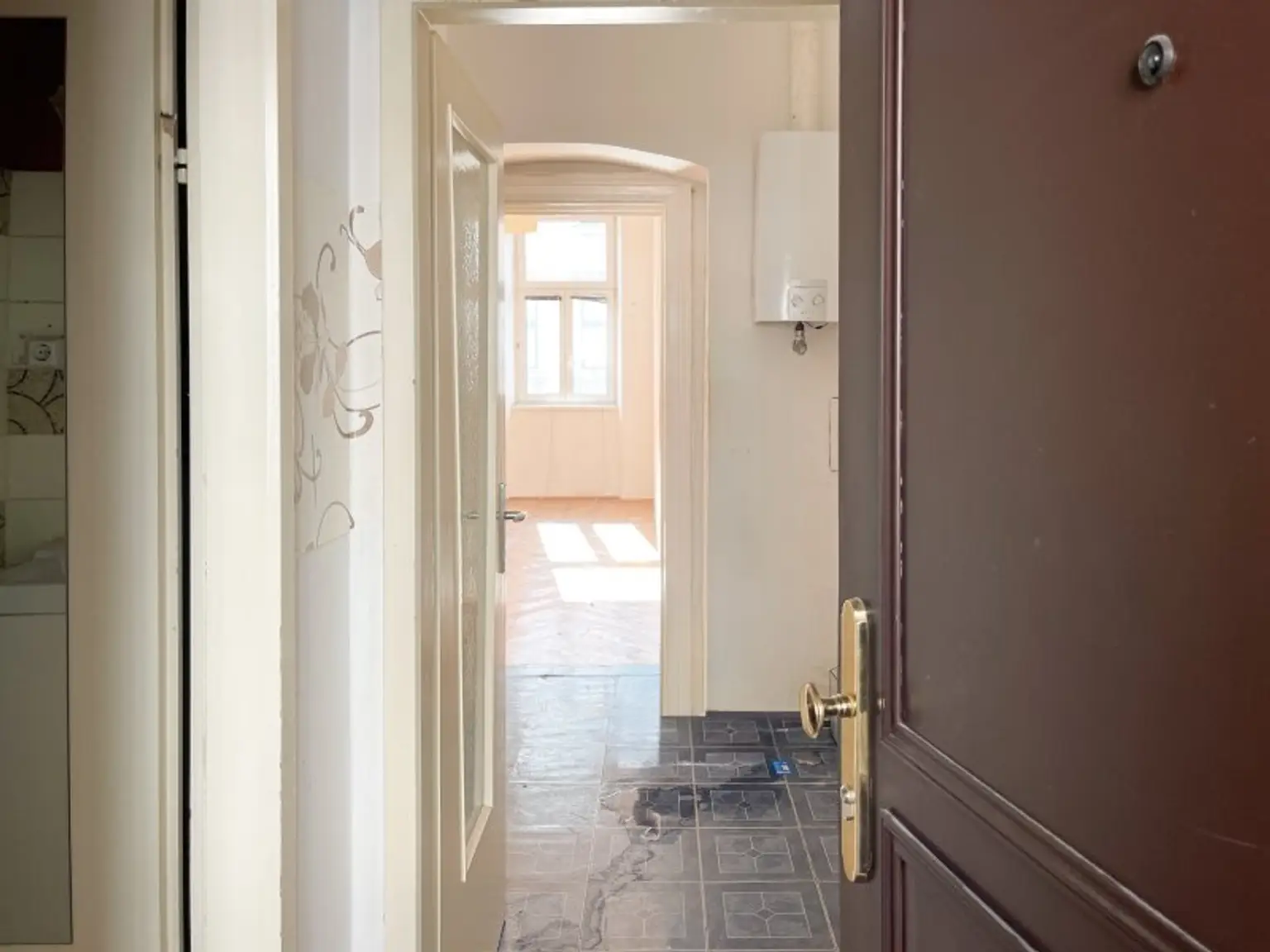 NÄHE AUGARTEN: 2,5-Zimmer-Altbauwohnung mit großem Gestaltungspotenzial beim Wallensteinplatz