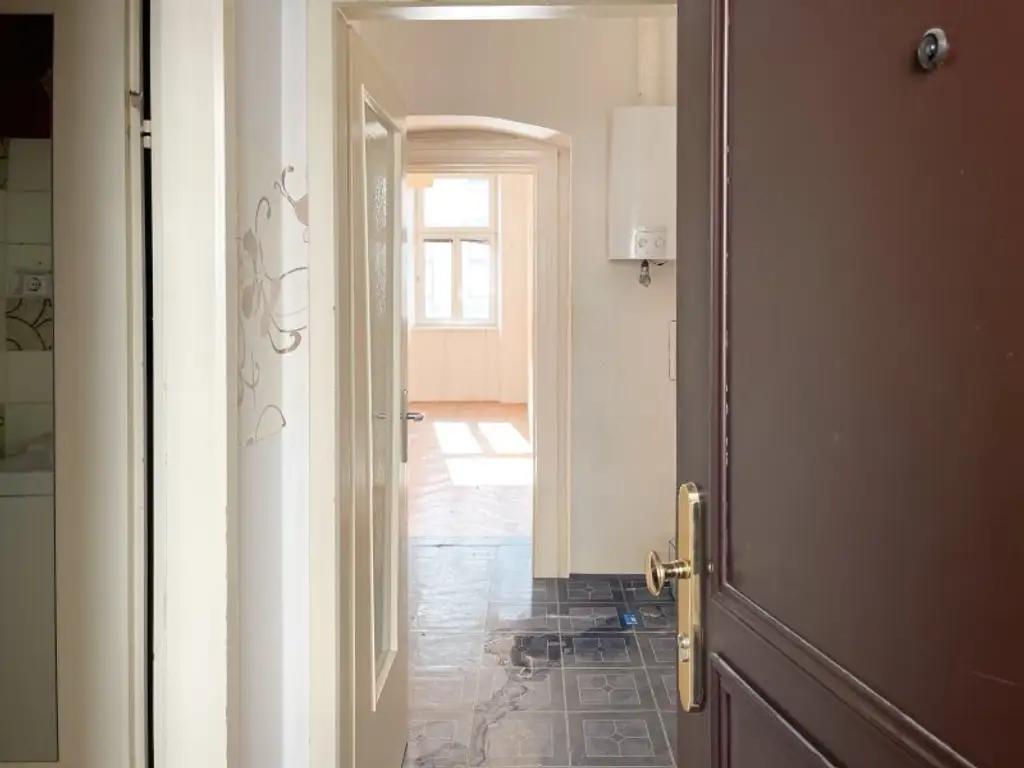 NÄHE AUGARTEN: 2,5-Zimmer-Altbauwohnung mit großem Gestaltungspotenzial beim Wallensteinplatz