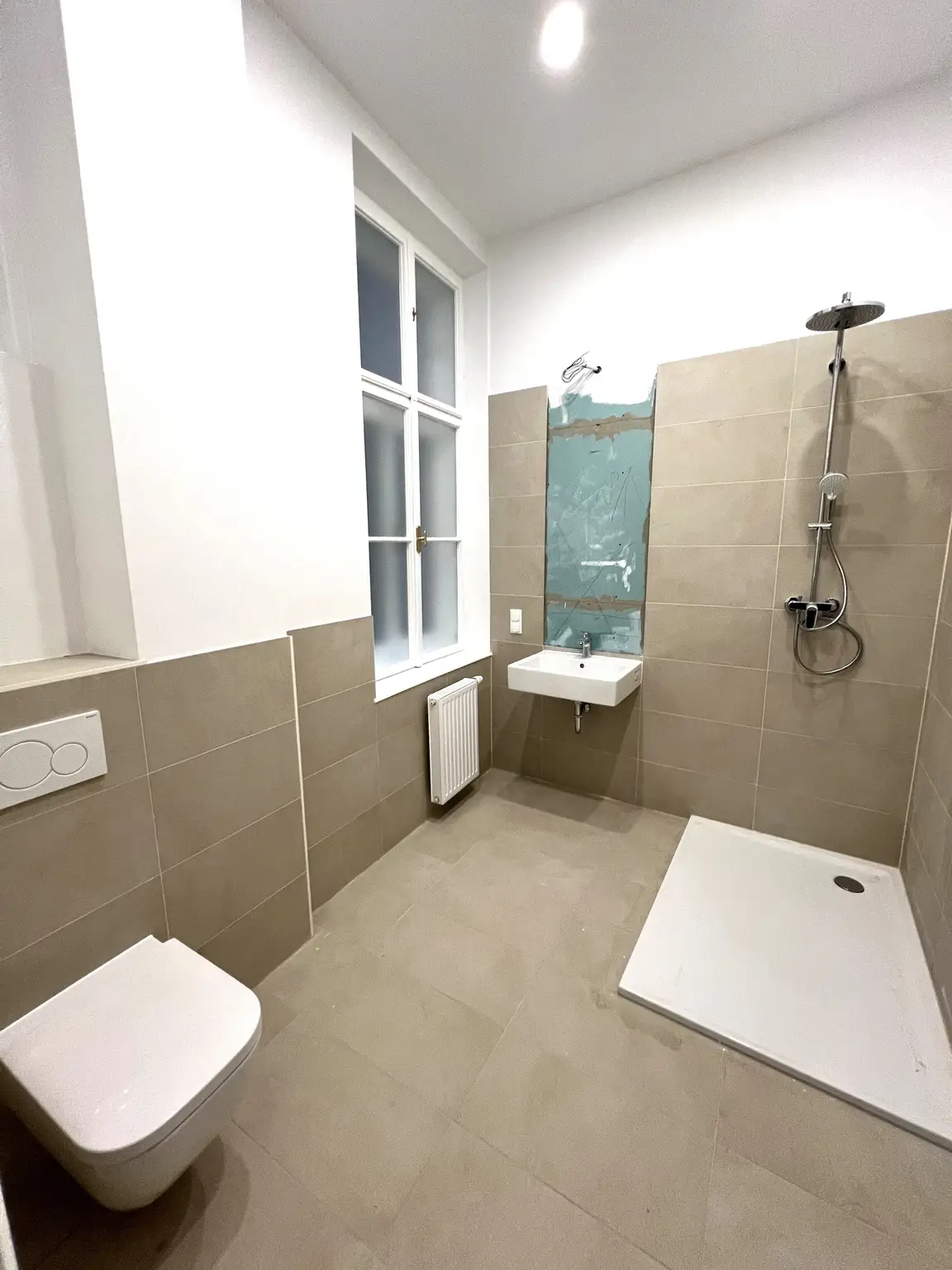 UNBEFRISTET: Generalsanierte 5-Zimmer-Altbauwohnung mit kleinem Balkon in der Innenstadt