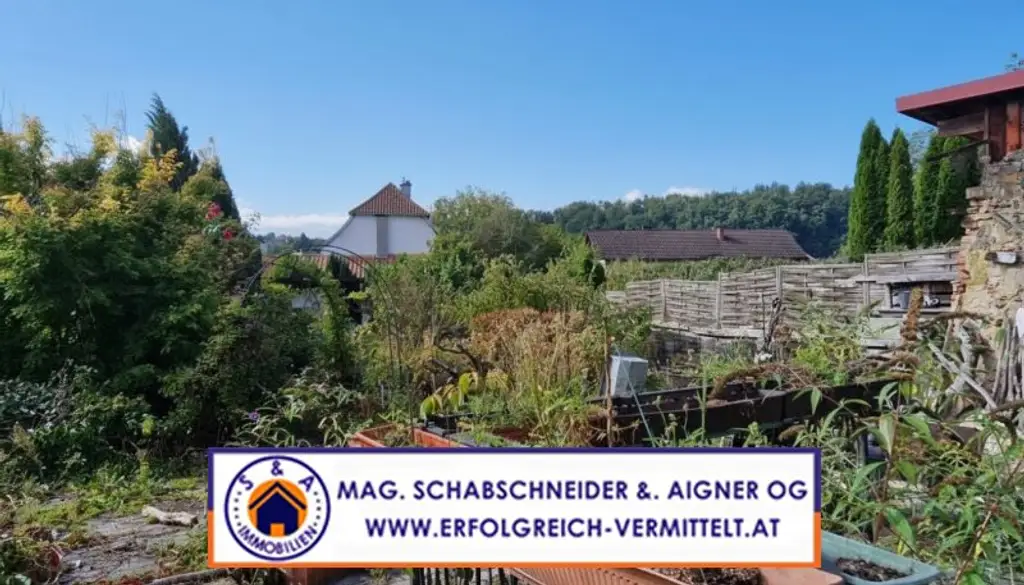 Kleines Stadthaus zum Renovieren mit ruhigem Garten mitten im Zentrum!