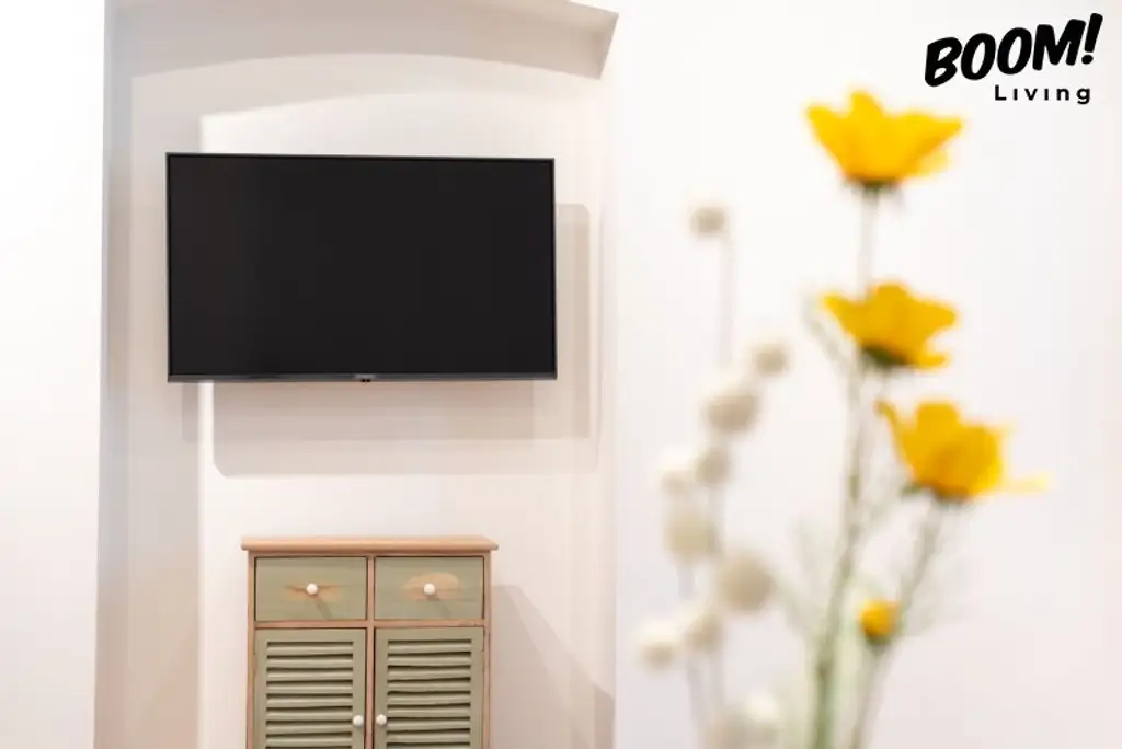 Historischer Charme trifft modernes Wohnen // Saniertes Zinshaus mit historischem Flair // Ausbaupotenzial im Dachgeschoss und Genehmigung für Kurzzeitvermietung, 1180 Wien.