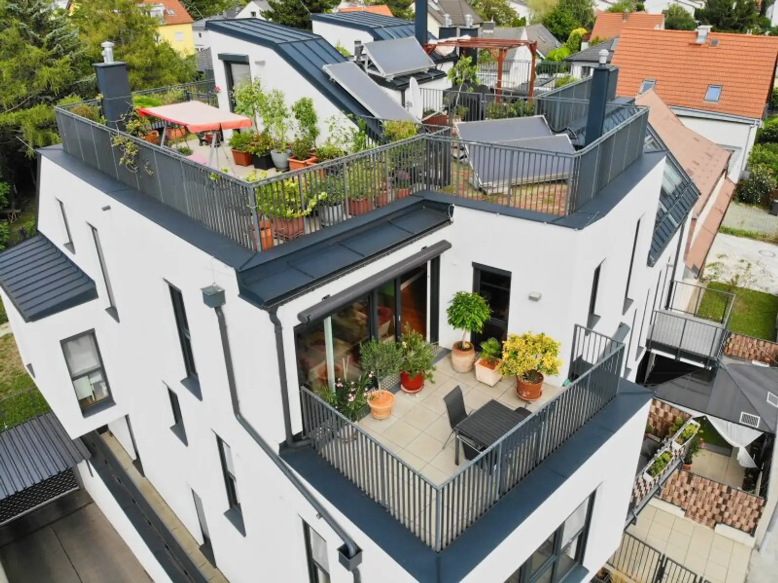 Exklusive 4-Zimmer Dachgeschosswohnung | private 39 m² Dachterrasse & Terrasse auf Wohnebene | Klimaanlage
