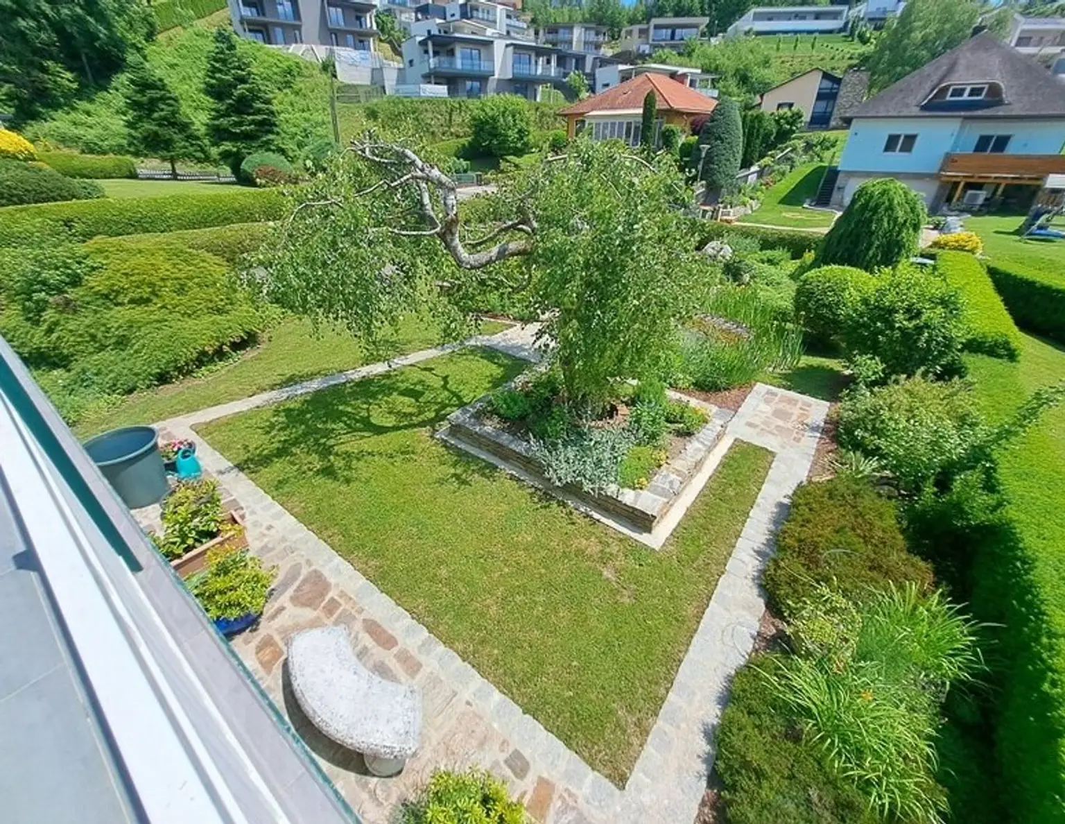 Gartenparadies: Toller Bungalow mit Wintergarten in Top-Lage