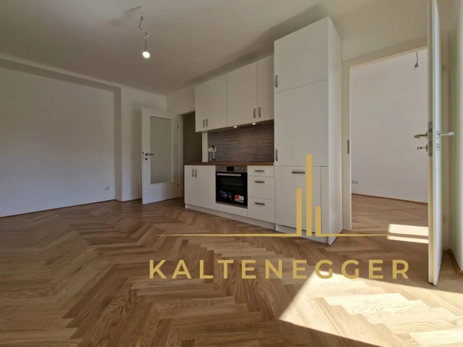 Wohnküche mit Ausgang auf den Balkon