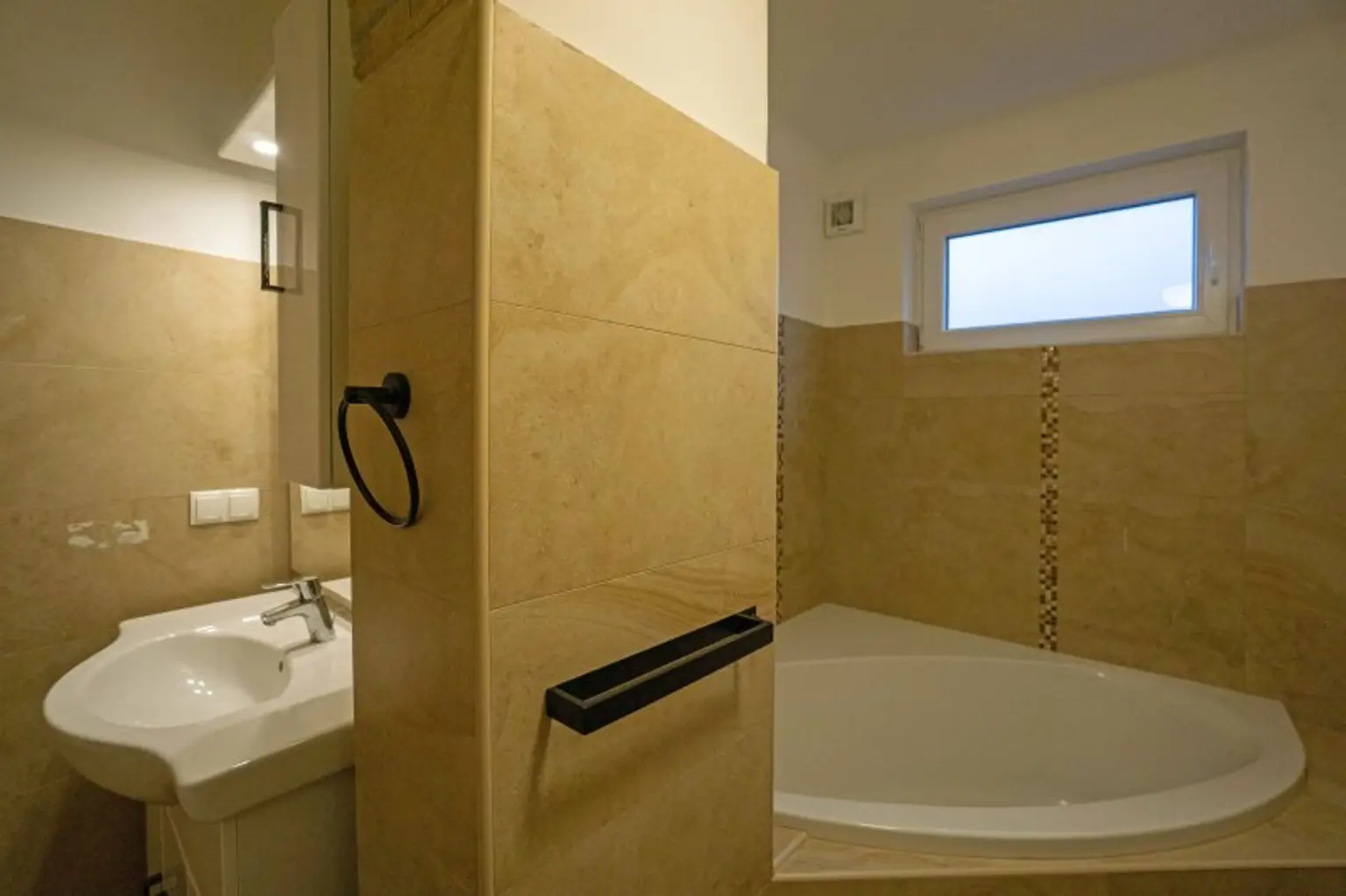 Bad mit Waschtisch und Eckwanne