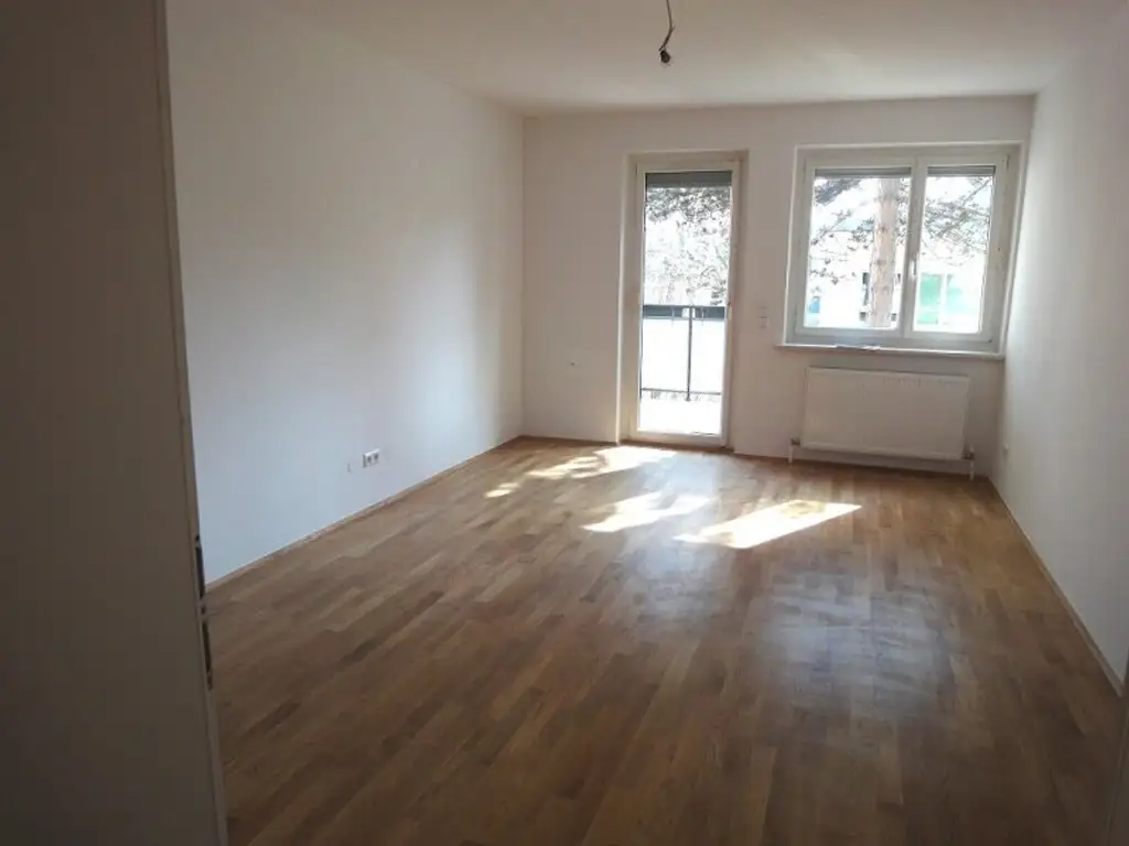 Baumeistergasse: Zwei Zimmer (zenral begehbar) mit Balkon!
