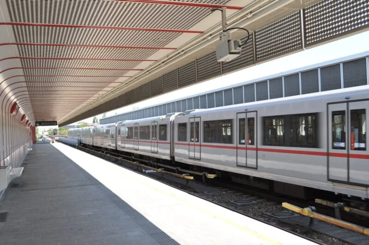 PROVISIONSFREI - THE WATERFRONT CURIOSITY - ABSOLUTE SELTENHEIT – EIGENGRUND BEI DER ALTEN DONAU!