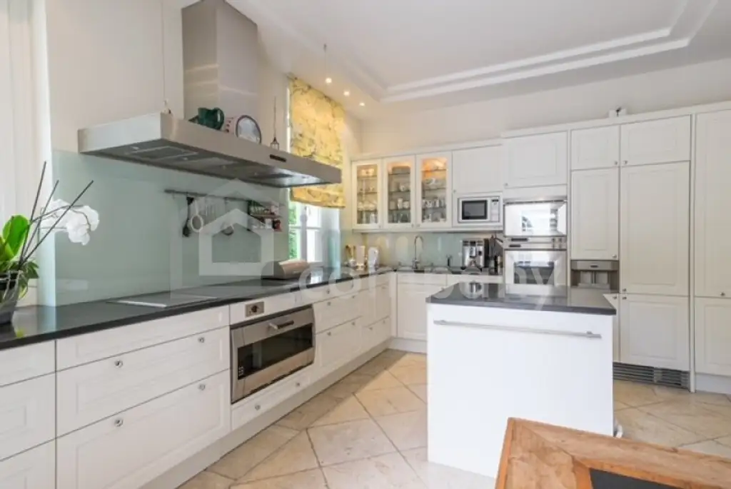 diese Villa-  ein perfektes Refugium für Menschen, mit höchstem Wohnanspruch, in privater Umgebung.