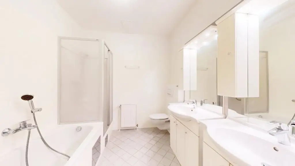 Große und klassisch schöne Altbau-Wohnung | 5 Zimmer | 2 Bäder | Lift | am Liechtensteinpark