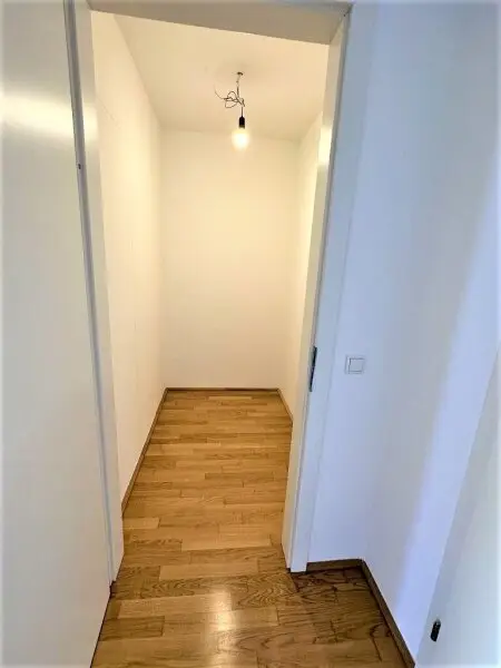 HOFRUHELAGE, HUMBOLDTGASSE, 80 m2 Neubau inkl. Loggia, 2 Zimmer, Komplettküche, Wannenbad, Parketten, U1-Nähe