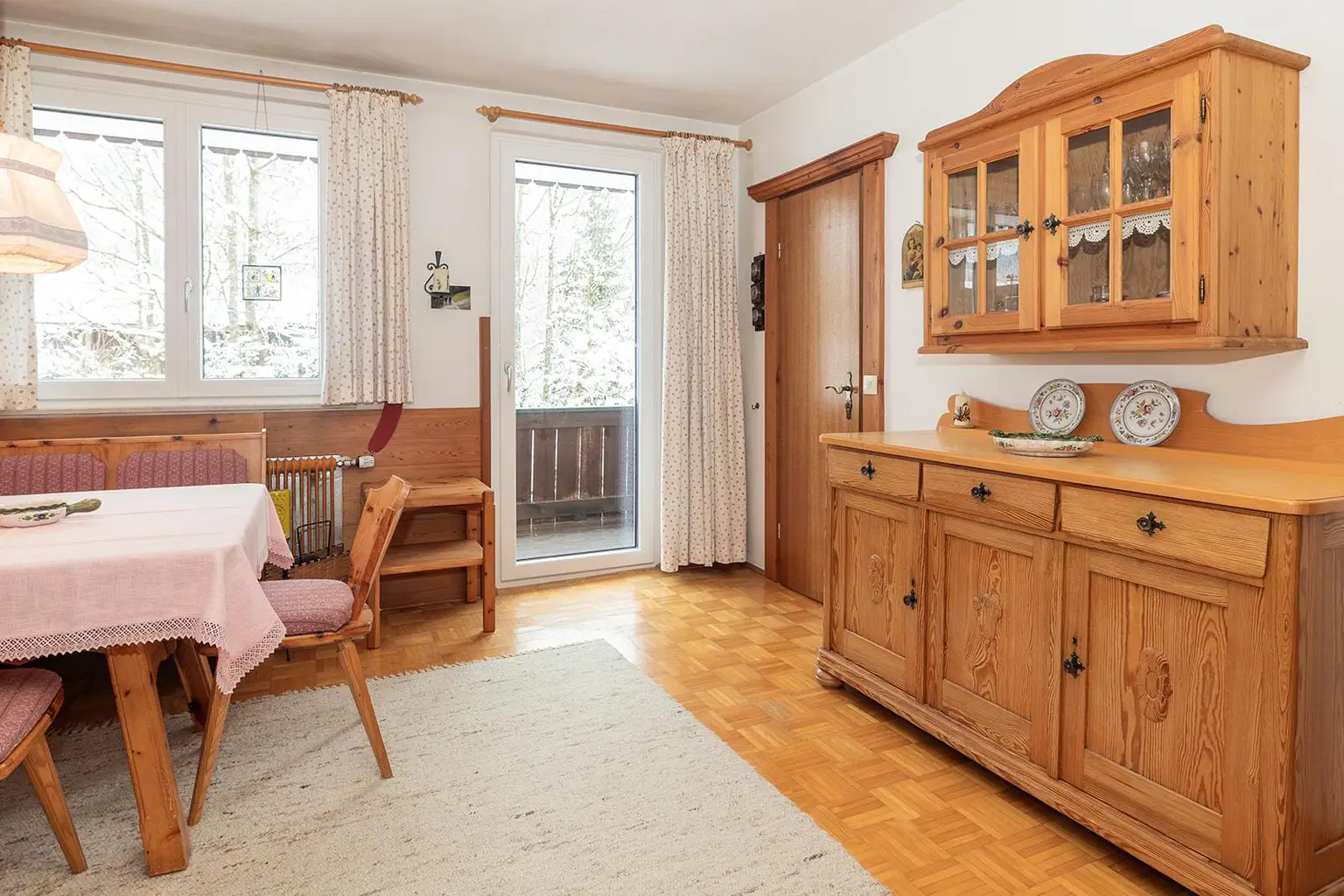 Zugnang Balkon und Küche