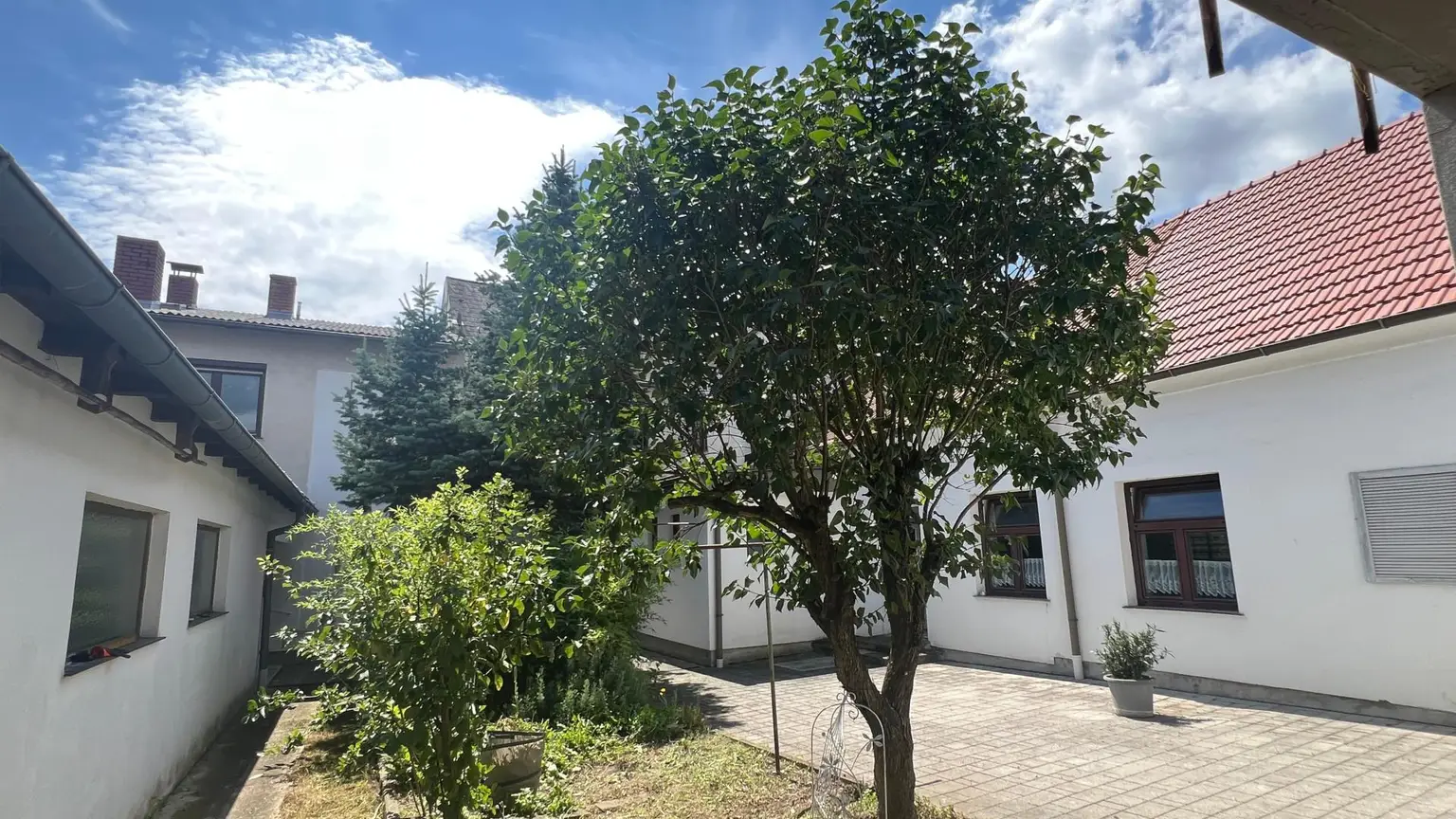 **VIEL PLATZ UND VIELE MÖGLICHKEITEN** Haus mit vielfältigem Potential im Südburgenland!