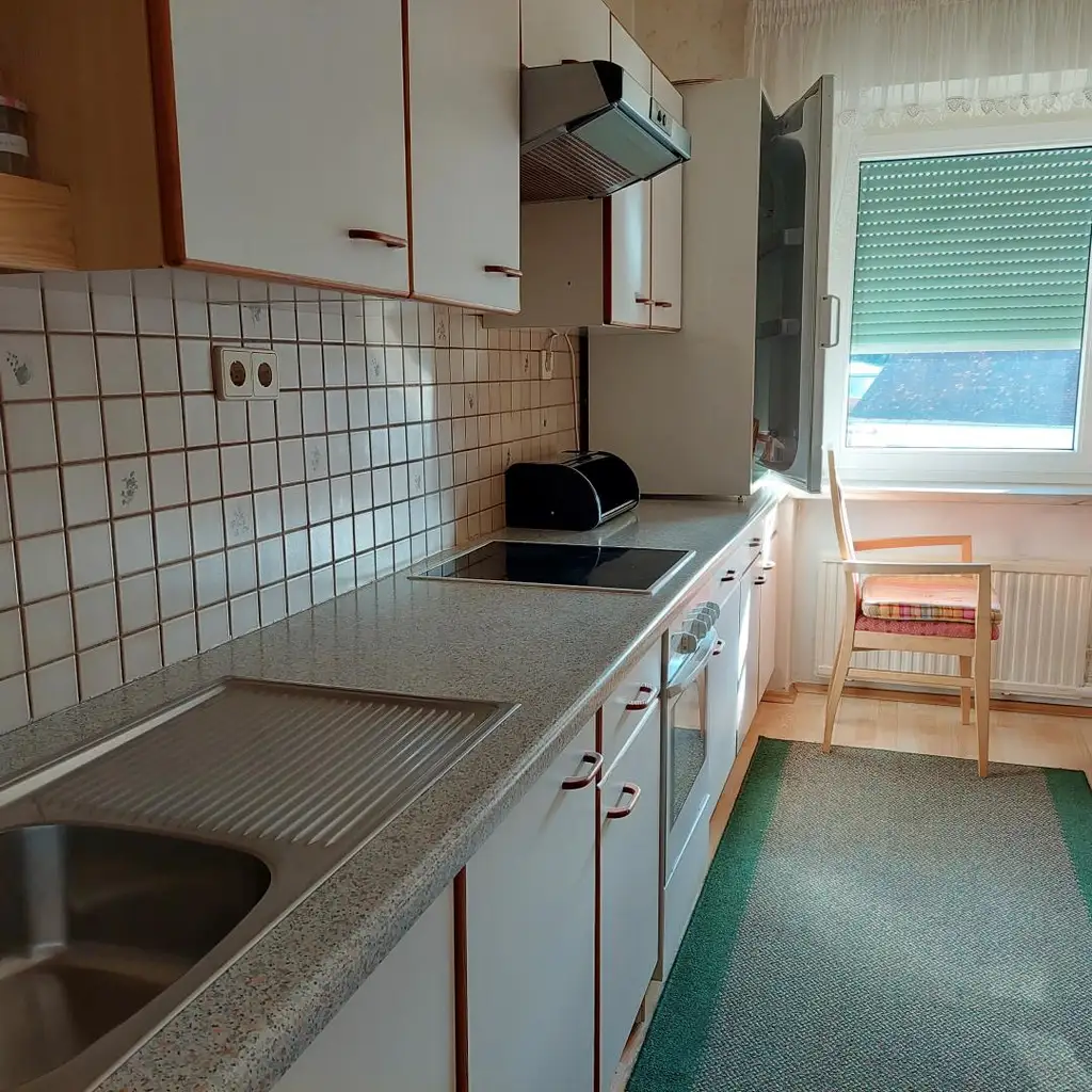 Mehrparteienhaus mit zwei Geschäftslokalen