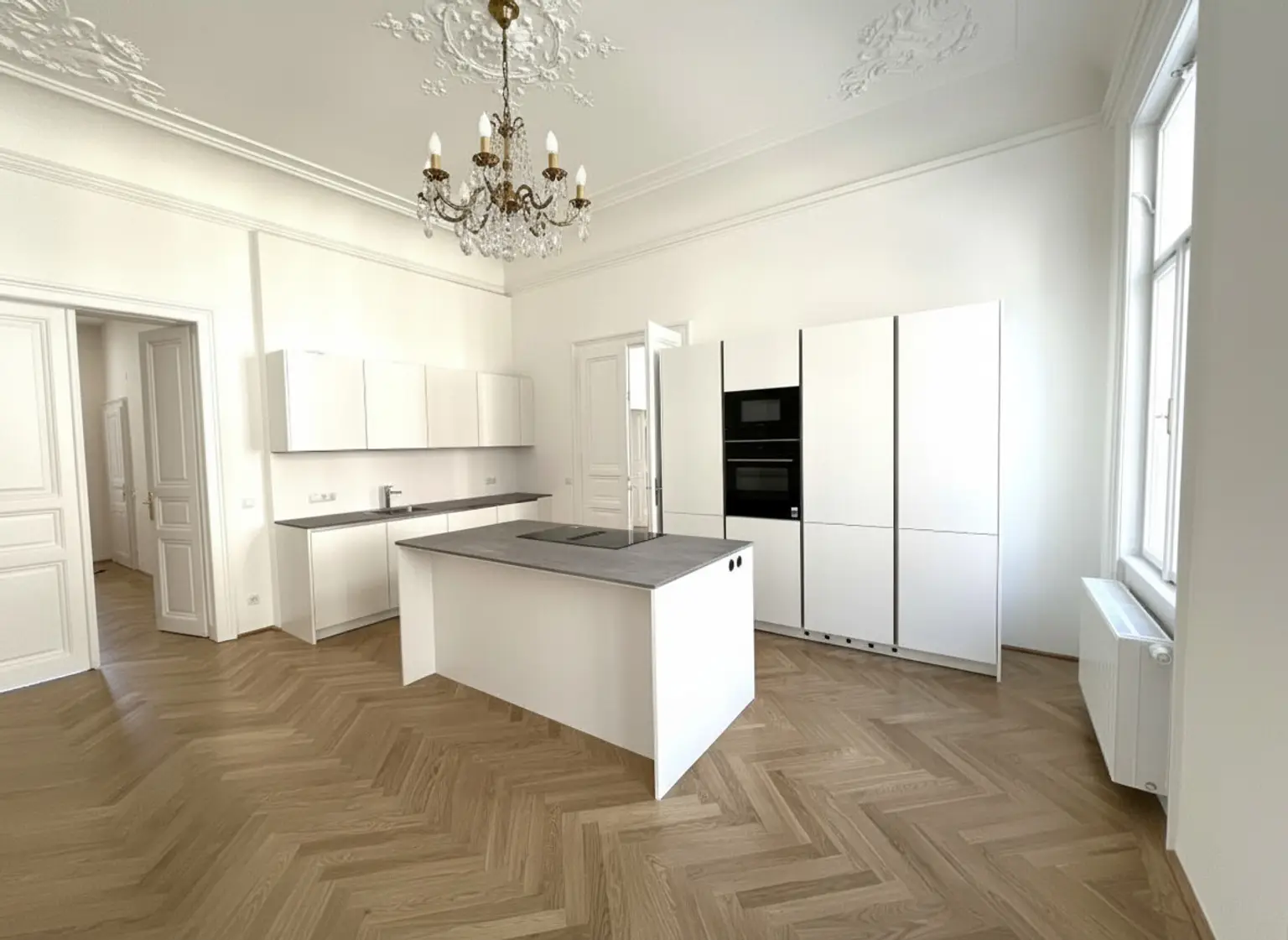 ERSTBEZUG NACH GENERALSANIERUNG: Einzigartige helle Altbauwohnung mit Stuckdecken in ruhiger Lage und einem kleinen Balkon