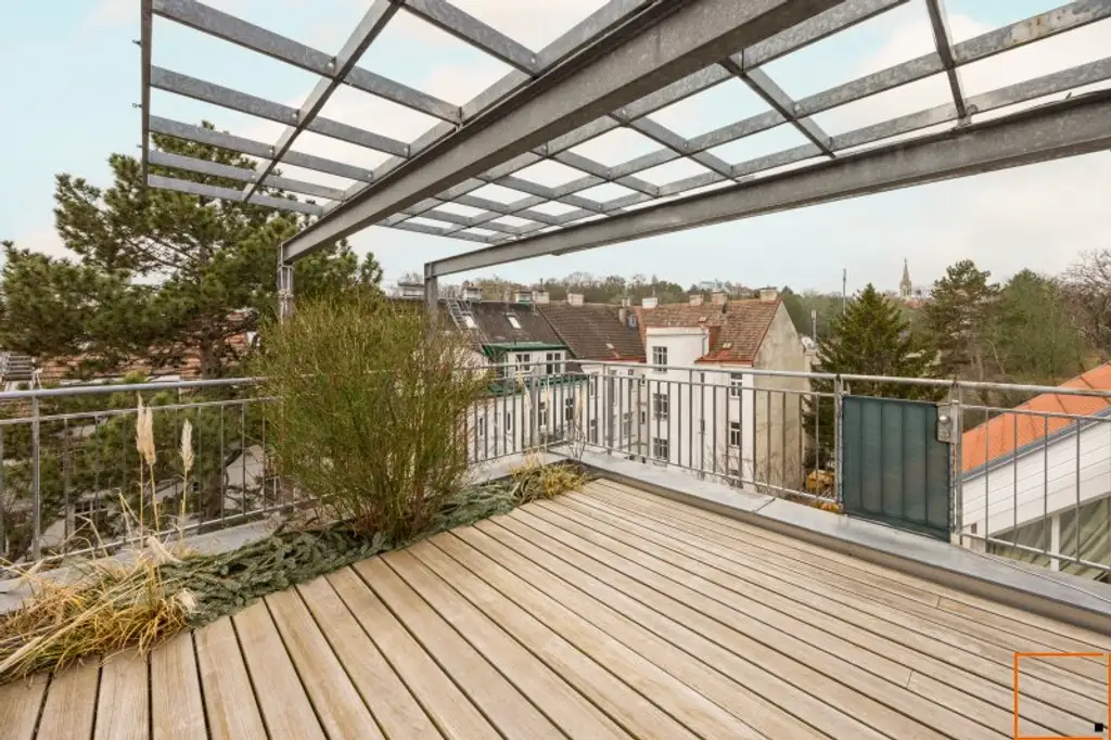 Luftiges Familien-Penthouse mit Ateliercharakter, großen Terrassen und Grünblick
