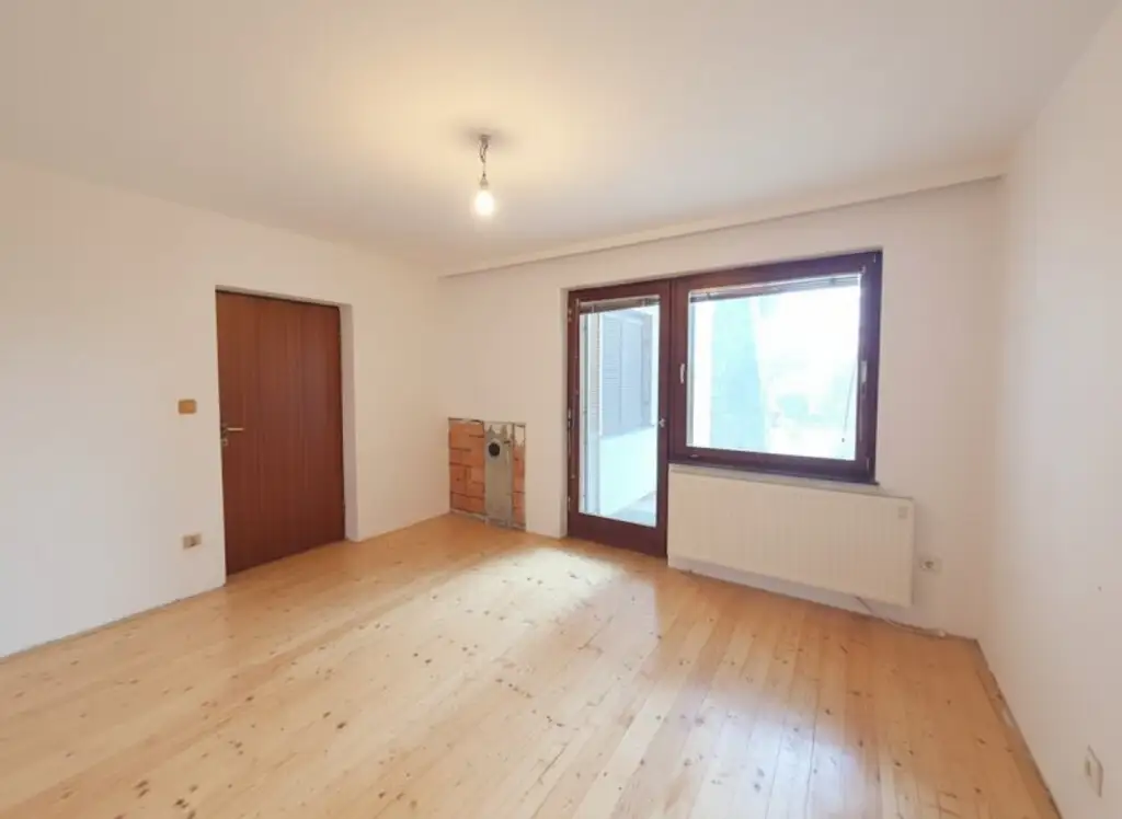 Sommerhäuschen/renovierungsbedürftiges Einfamilienhaus mit liebenswertem Garten, Garage, teilunterkellert