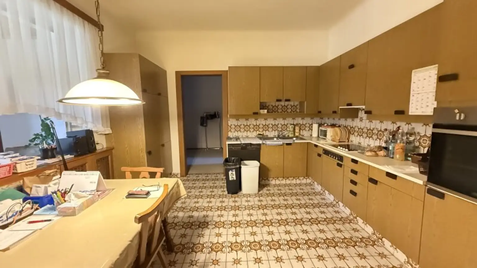 Großes Einfamilienhaus mit Veranda und Wirtschaftsanbau mit uneinsichtigen Garten + Ausbaupotential!