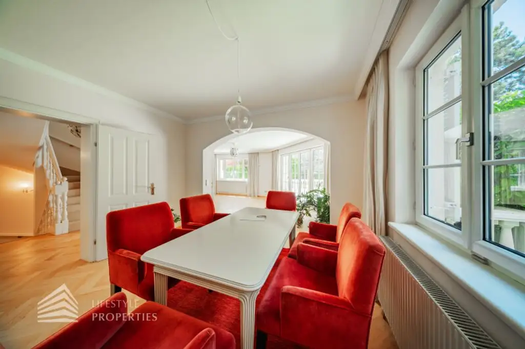 Elegantes Haus mit großzügiger Terrasse und gepflegtem Garten