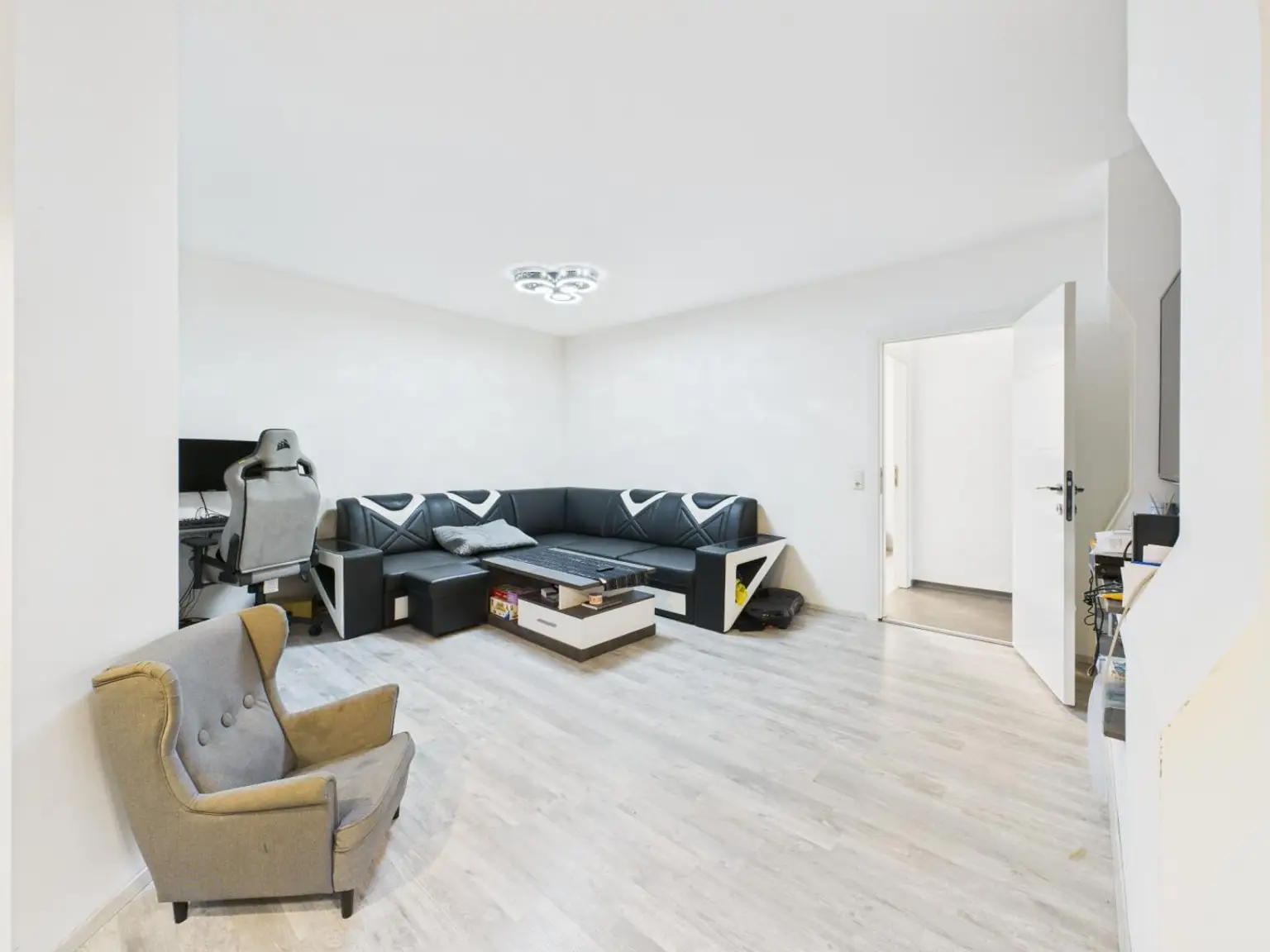 Großzügige 3-Zimmer-Wohnung mit Loggia in begehrter Welser Wohnlage – neuwertig, hell & sofort beziehbar