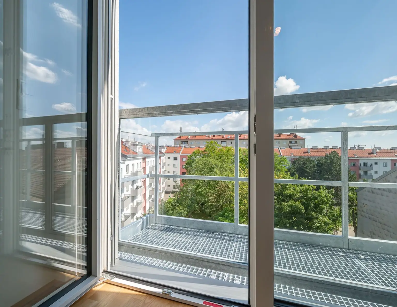 Erstbezug. Hochwertige, klimatisierte Drei-Zimmer-Dachgeschoßwohnung mit Terrasse - sofort verfügbar -zu mieten in 1170 Wien