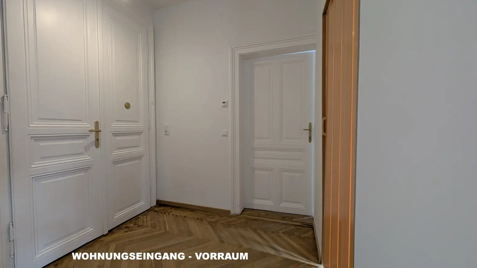 ! RENOVIERTE AKADEMIKERSINGLE-HAUPTMIETE IN KLASSISCHEM STILALTBAU !