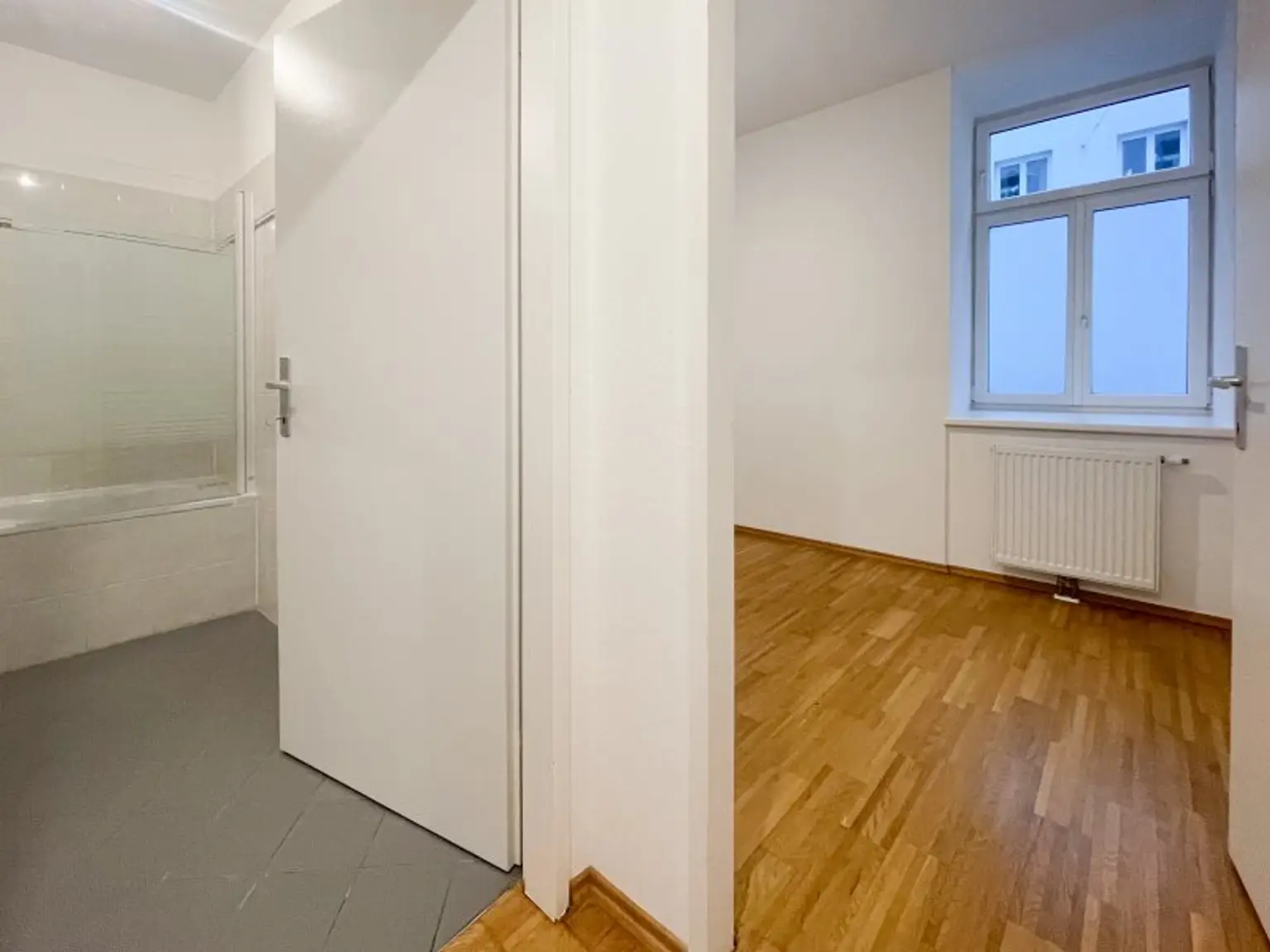 Sicht Bad und Zimmer2