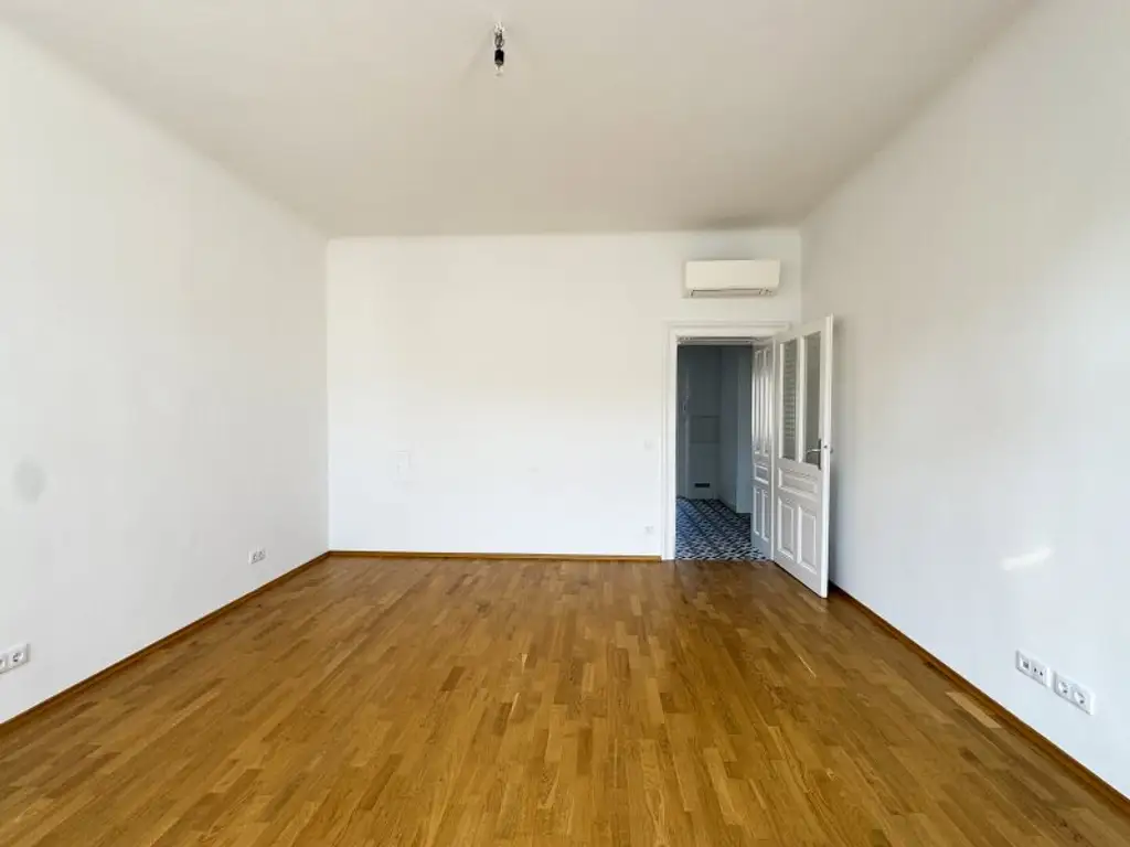 Renovierte Eigentumswohnung mit Klimaanlage in saniertem Haus – WG-tauglich, U3 direkt vor der Tür