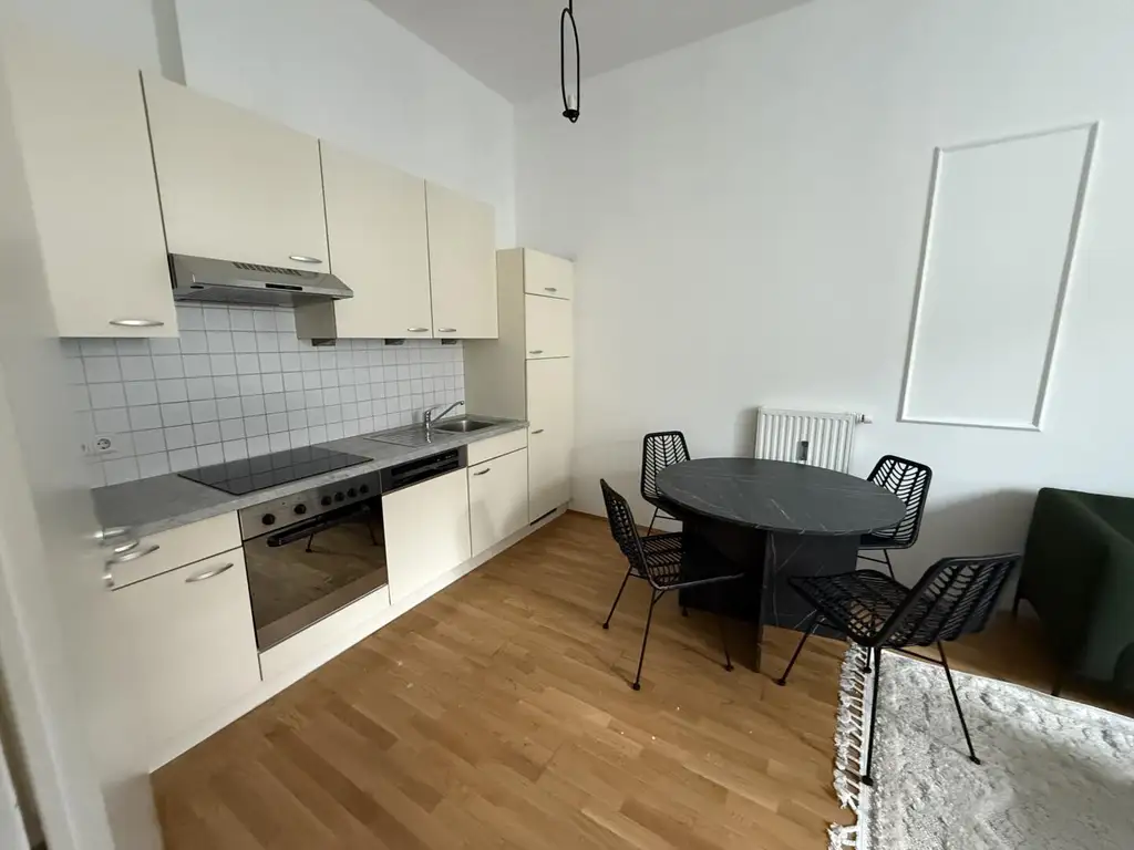 + Grazer Juwel + Helle möblierte 2-Zimmer Wohnung mit Altbau-Charme und durchdachter Raumaufteilung!