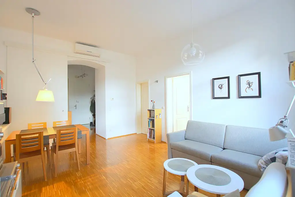 Wunderschöne Altbauwohnung - 2 Zimmer mit perfektem Grundriss