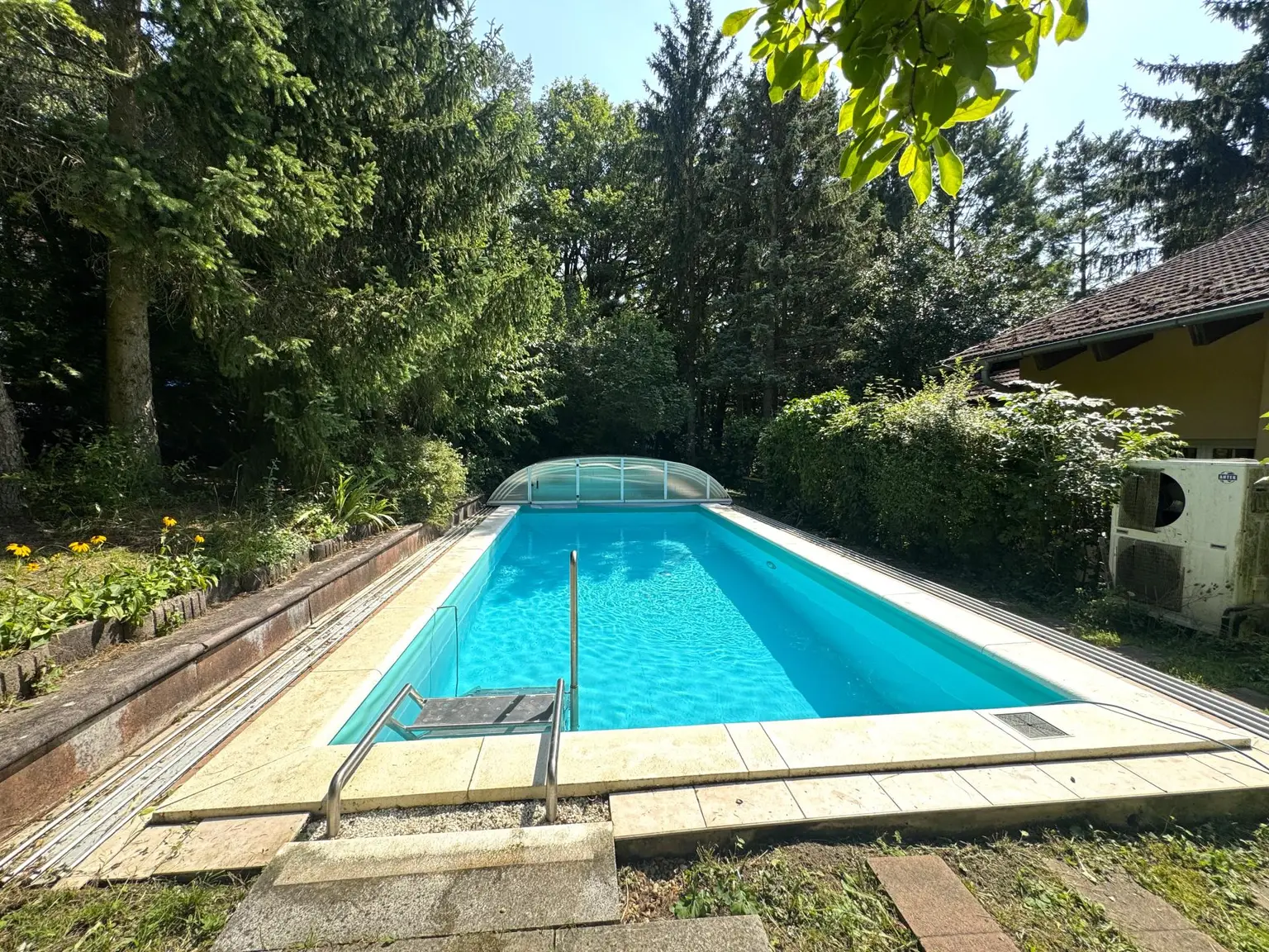 Großzügiges Einfamilienhaus mit Pool, Wintergarten und Doppelgarage mitten im Grünen!