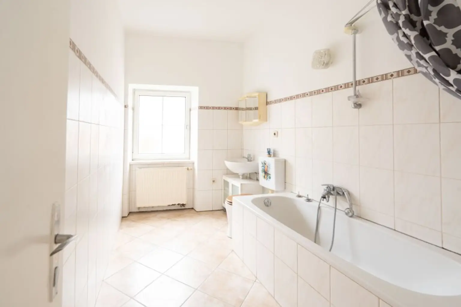 Bestandsfreies Mehrparteienhaus mit 5 Wohnungen + 1 Geschäftslokal in Toplage von Obernberg am Inn zu kaufen!