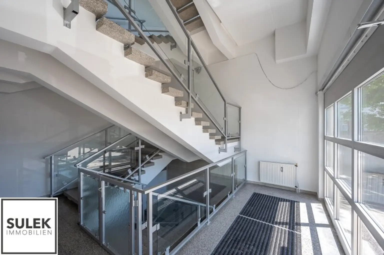 Grundstück mit vier Baukörpern - Büro-, Geschäfts- und Gewerbegebäude inkl. Parkplätzen in Vösendorf