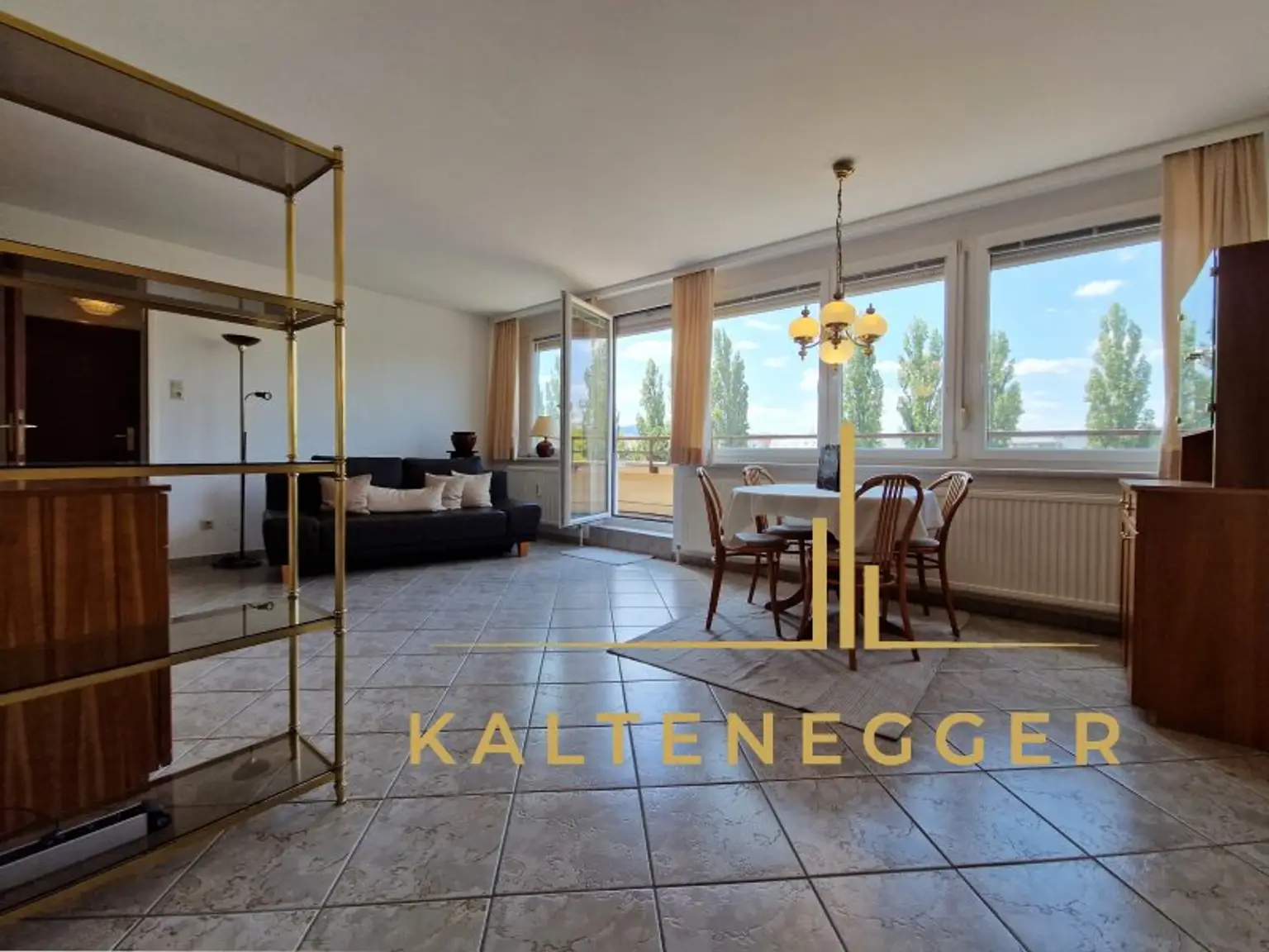 Wohnzimmer ca. 25,90 m² mit Ausgang auf die Terrasse