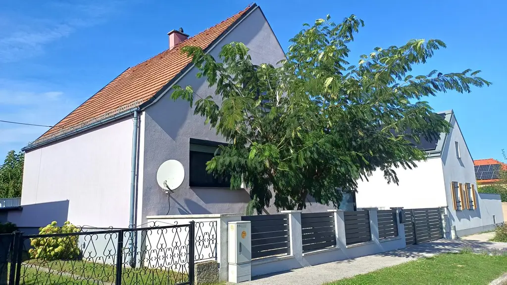 Vollkomfort Einfamilienhaus mit Pool, Sonnenterrasse und großem Garten