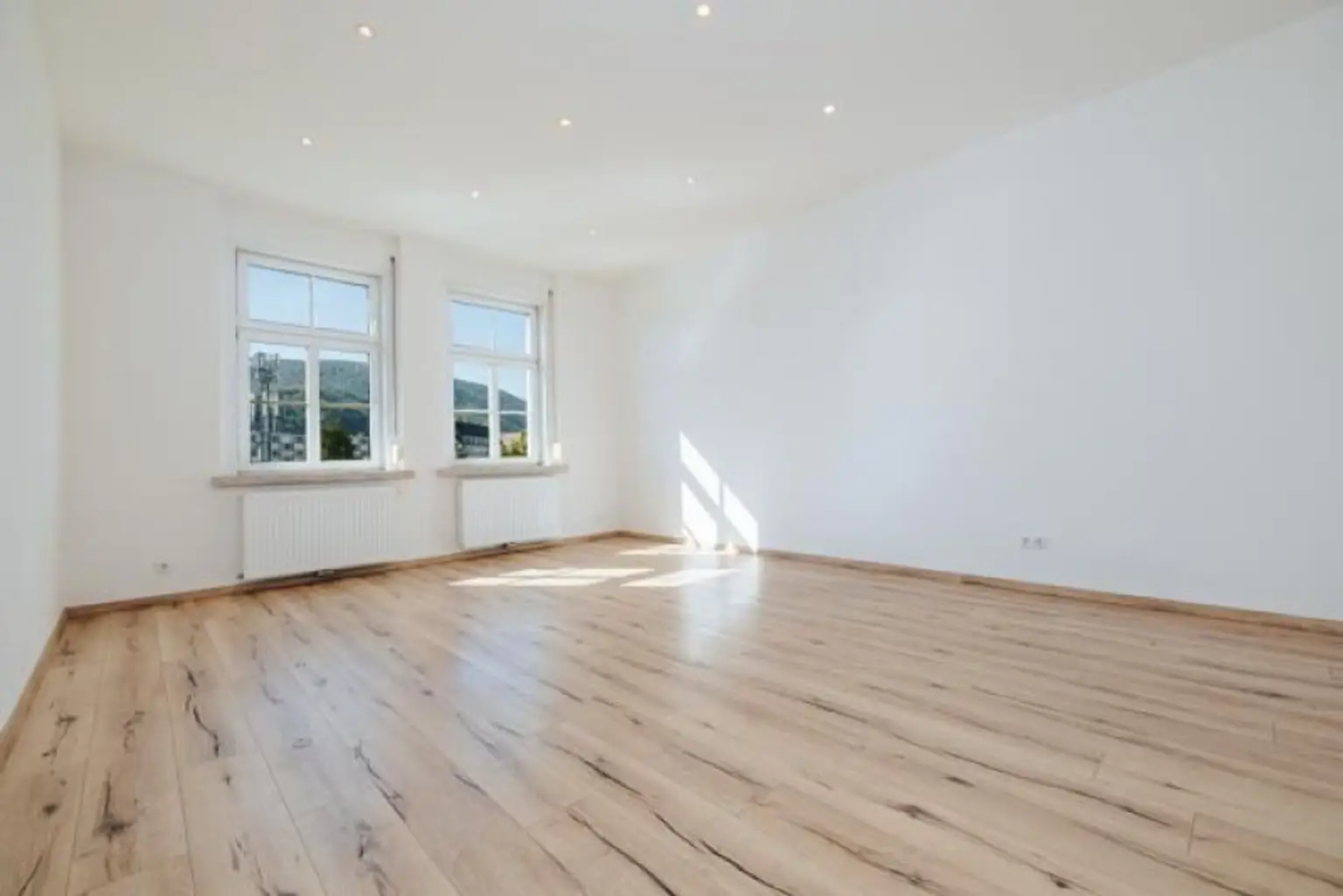 AB SOFORT BEZIEHBAR I BAHNHOFNAHE LAGE I BALKON I WG-GEEIGNET I KOMPLETT SANIERT I 3. OG MIT LIFT I HAUSTIERFREUNDLICH I HELL & FREUNDLICH I MODERNES BADEZIMMER MIT EBENERDIGE DUSCHE I PROJEKT WOHNEN I