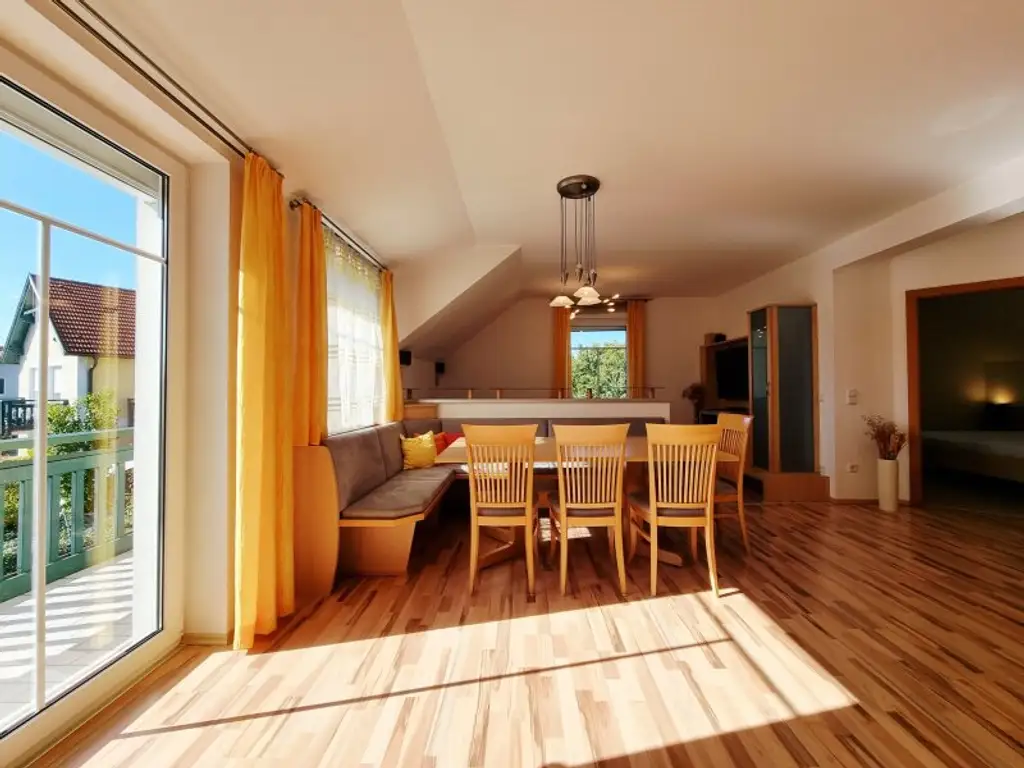 Naturnahes Wohnen mit exklusivem Extra: Schwimmteich in der Anlage