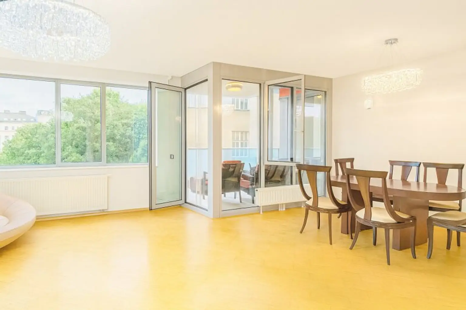 Möblierte Wohnung mit Balkon und Blick ins Grüne Nähe Karlskirche!!