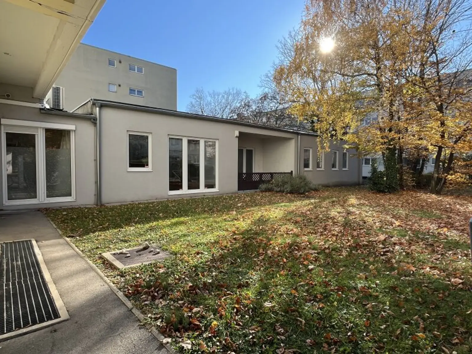 Vielseitig nutzbare, sanierte Praxis / Wohnung in zentraler Bahnhofsnähe in Brunn am Gebirge – Kauf oder Miete möglich!