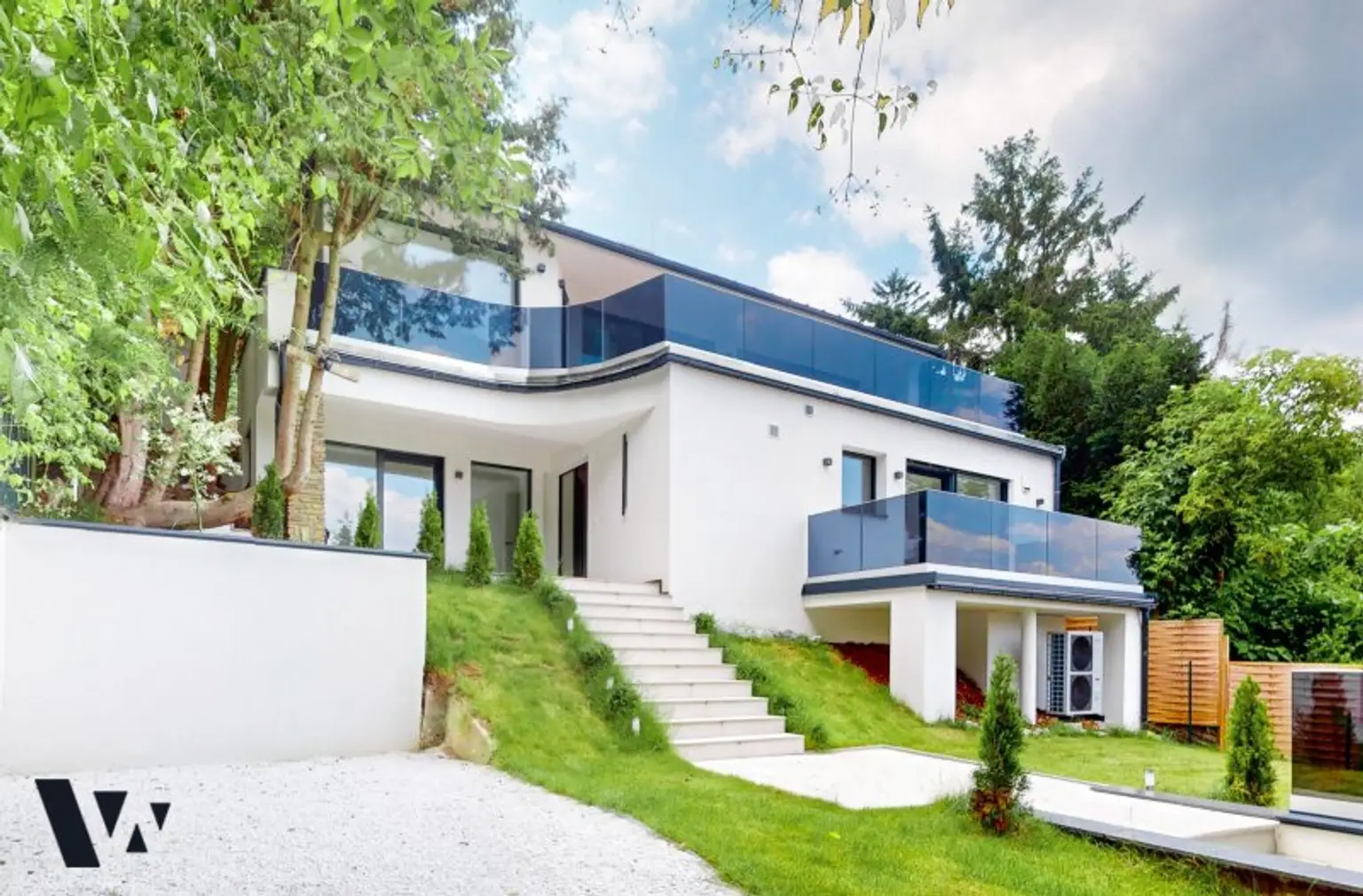 EINZIGARTIGE VILLA MIT INFINITY-POOL & BLICK ÜBER DIE DONAU