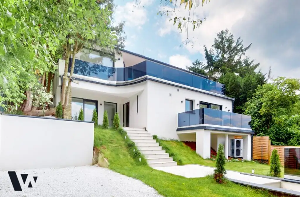 EINZIGARTIGE VILLA MIT INFINITY-POOL & BLICK ÜBER DIE DONAU